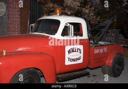 Ein klassischer Abschleppwagen an der Wally's Service Station in Mayberry, North Carolina, weckt nostalgischen Charme. USA Stockfoto