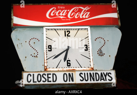 Legendäre Coca-Cola-Uhr in Mayberry, Mount Airy, NC, mit Vintage-Charme und nostalgischer Americana. Stockfoto