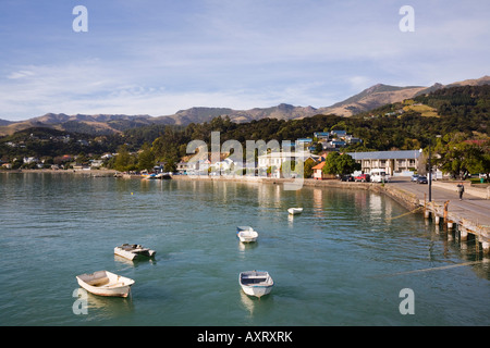 Akaroa durch den Hafen in der Bucht mit festgemachten Boote im malerischen Badeort auf "Banks Peninsula" Südinsel Neuseeland Stockfoto