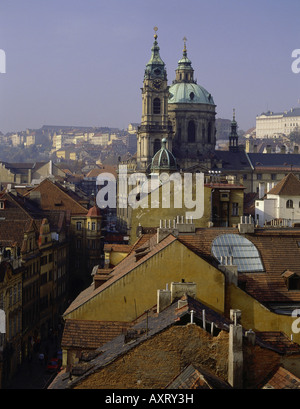 Geographie / Reisen, Tschechien, Prag, Blick auf die Stadt, Blick vom Mala Strana Brückenturm am Mala Strana und St. Nikolaus Kirche Stockfoto