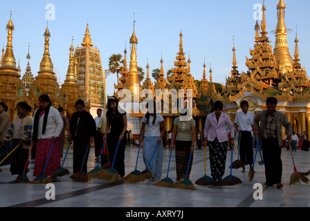 Menschen kehren den Boden bei Shewadagon Pagode, am frühen Morgen, Rangun, Myanmar. Stockfoto