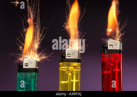 Drei Feuerzeuge schießen Flammen und Funken. Stockfoto