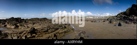 Broadhaven Dorf in Pembrokeshire Wales mit Muschel beladenen Felsen im Vordergrund Stockfoto