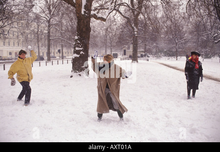 Schnee in London junge Leute, ein Paar, das Schneebälle im St James's Park wirft London England 1991 1990er Jahre Großbritannien HOMER SYKES Stockfoto
