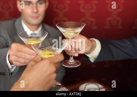 Drei Unternehmer Klirren der Gläser mit cocktails Stockfoto