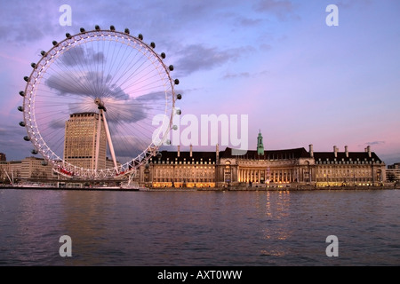 Blick auf das London Eye und die County Hall am Südufer der Themse, London Stockfoto