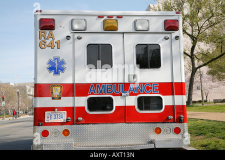 Rückansicht des Krankenwagen auf der Straße, Washington DC, USA Stockfoto