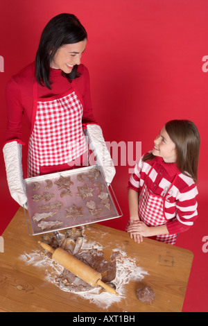 Mutter und Tochter Weihnachtsplätzchen Backen Stockfoto