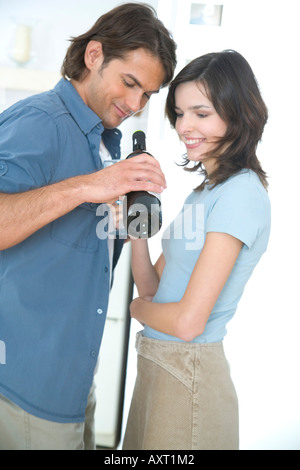paar Wein trinken in Küche Stockfoto
