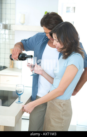 paar Wein trinken in Küche Stockfoto