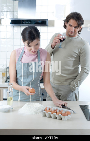 paar, Trennung von Eiern in Küche Stockfoto