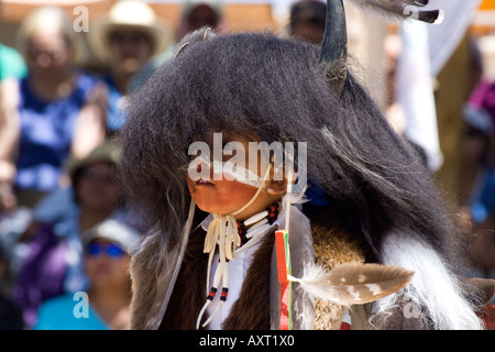 Junge Bufflo Tänzer von Pojoaque Pueblo im Norden von New Mexico Stockfoto