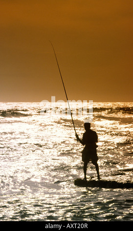 Sri Lanka Tangalle Mann Angeln mit Rute am Abend Stockfoto