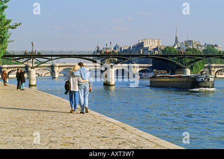 Paar zu Fuß entlang der Ufer in der Nähe von Pont des Arts in Paris Stockfoto