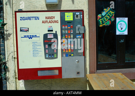 Zigarettenautomaten auf den Straßen von Deutschland, Europa Stockfoto