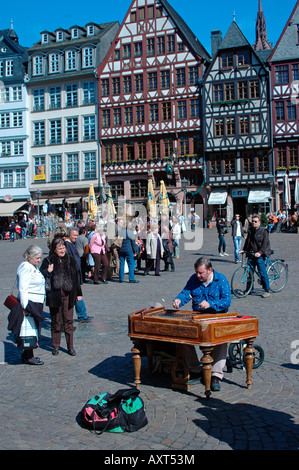 Mann spielt das Zimbal an der Roemer in Frankfurt am Main Deutschland Stockfoto
