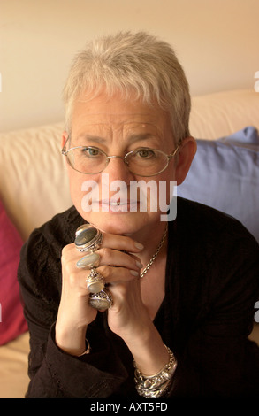 Kinder Autor Jacqueline Wilson tragen ihre große Silberringe abgebildet bei The Guardian Hay Festival 2004 Hay on Wye Wales Stockfoto