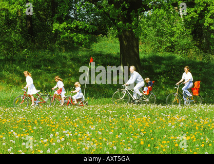 Family-Biken entlang Landstraße letzten Bereich der wilde Sommerblumen Stockfoto