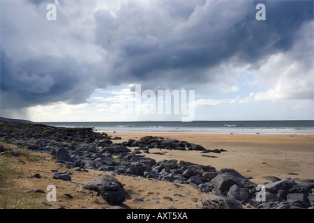 Blick entlang Fanore Strand. Westküste Irlands. County Clare. Regenwolken. Cumulonimbus Wolken. Schlechtes Wetter. Stockfoto