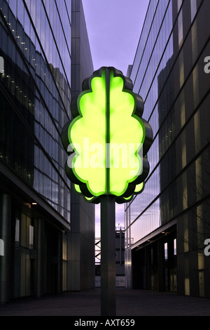 Neon-Baum steht vor dem modernen MoreLondon-Büros in London England Stockfoto