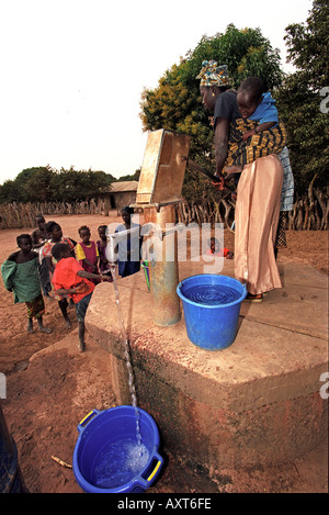 Eine Afrikanerin sammeln Wasser in Gambia Westafrika Stockfoto