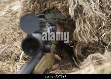 Britische Armee Infanterie Soldaten zeigen ihre neuesten L115A3 Scharfschützengewehr auf Schiess-Unterstützung Waffe Schule Großbritanniens Stockfoto