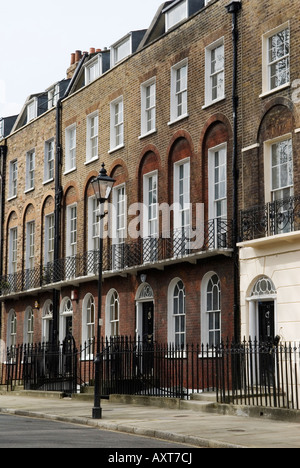 Canonbury Square London N1 typisch georgianische viergeschossige und untergeschossige Terrasse beherbergt den Londoner Stadtteil Islington 2008 2000s UK HOMER SYKES. Stockfoto