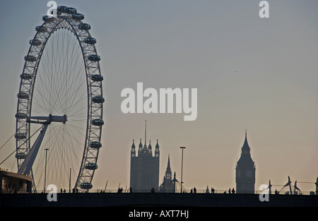 Blick auf Waterloo Bridge mit dem London Eye, Big Ben und die Houses of Parliament. Stockfoto