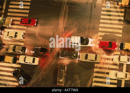 Schnittpunkt Verkehr nachts von oben genommen in Belgrano von Buenos Aires Stockfoto