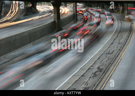 Starkem Verkehr auf einer Strecke von 110 Freeway in der Innenstadt von Los Angeles während der Rush hour Stockfoto