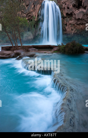 Langsam fließendes Wasser in das unglaublich türkisfarbene Wasser des Havasu Canyon, Grand Canyon, USA Stockfoto