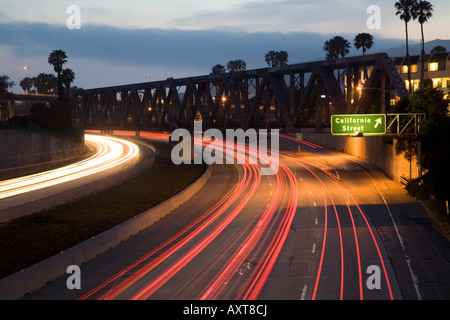 Highway 101 in Ventura, Kalifornien Straße verlassen im Blick in der Abenddämmerung Stockfoto