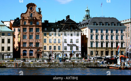 Große bunte Backsteinbauten säumen die Uferpromenade Stockfoto