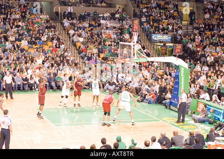 Die Boston Celtics NBA-Team gegen die Miami Heat in Boston Banknorth Mitte Stockfoto