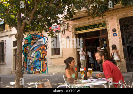 Menschen genießen Sie Bier in Bar am Placa del Sol Gracia Barcelona Catalunya Spanien Stockfoto