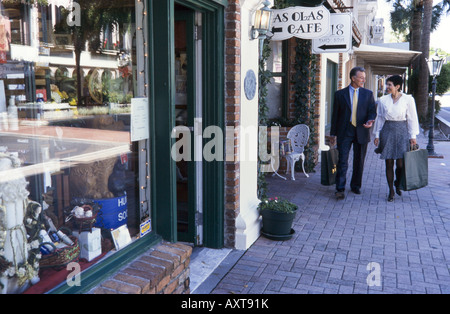 50er Jahre paar zu Fuß und shopping, Einkaufstaschen, eleganten Geschäften im Hintergrund, Los Olas Dorf, Ft Lauderdale Stockfoto