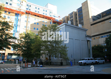 Die Konföderierten White House in Richmond, Virginia, bewahrt aber umgeben von modernen Skyscrappers. Stockfoto