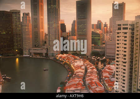 Abendlicht gegen Wolkenkratzer am Singapore River über Boat Quay Stockfoto