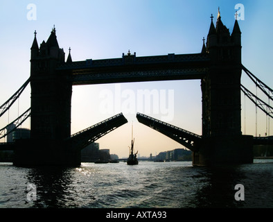 Tower Bridge London öffnen angehoben für Yachtcharter Stockfoto