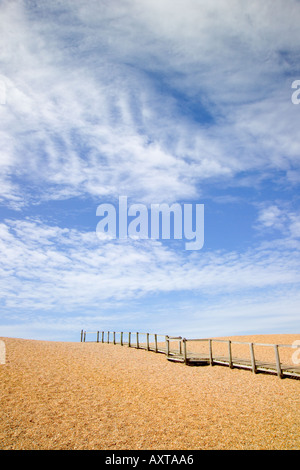 Chesil Beach Weymouth Dorest UK Querneigung Sandstrand mit hölzernen Zäune und großen blauen Himmel Stockfoto