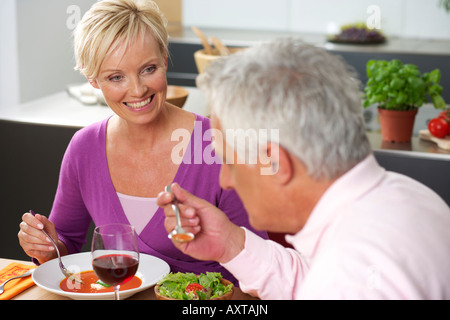 Blonde Frau und grauhaarige Mann beim Abendessen, close-up Stockfoto