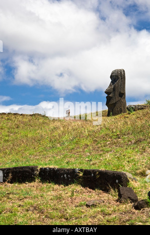 Moai in verschiedenen Stadien der Fertigstellung übersät um am Hang des Rano Raraku auch bekannt als die Moai-Kindergarten Stockfoto