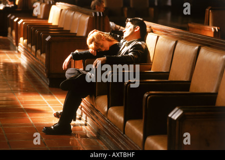 Paar ruht in der Lobby warten, dass der Zug an der Union Station in Los Angeles Stockfoto