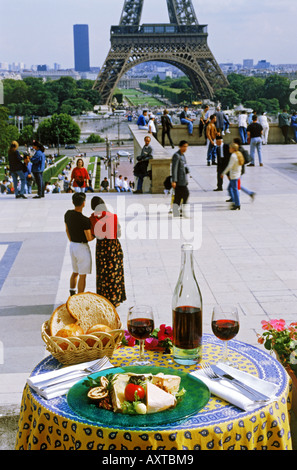 Französischer Wein, Käse, Brot und Tischdecke im Trocadero Restaurant mit Eiffelturm und Touristen auf der Durchreise Stockfoto