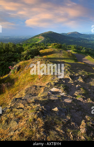 Blick nach Süden entlang der Malvern Hills aus den unteren Hängen des Worcester Leuchtfeuer in Richtung Herefordshire Beacon Stockfoto