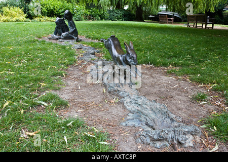 Teil von Alice und das weiße Kaninchen Skulptur von Edwin Russell befindet sich der Fluss Wey in Guildford, Surrey, England. Stockfoto