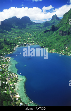 Luftaufnahme der Köche-Bucht und die Berge auf der Insel Moorea in Französisch-Polynesien Stockfoto