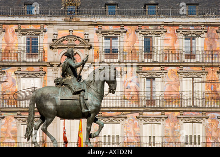 Die Statue von Philip III auf dem Pferd vor die gestrichenen Wände des Casa De La Panaderia, Plaza Mayor, Madrid Stockfoto