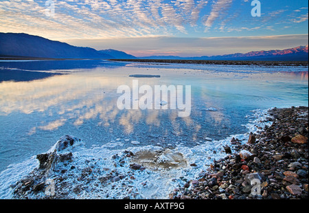 Sonnenaufgang über dem Badwater Death Valley Nationalpark Kalifornien 282 FT unter dem Meeresspiegel tiefste Punkt in Nordamerika Stockfoto