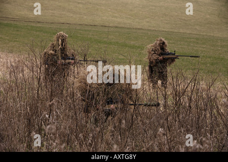 Britische Armee Infanterie Soldaten zeigen ihre neuesten L115A3 Scharfschützengewehr auf Schiess-Unterstützung Waffe Schule Großbritanniens Stockfoto